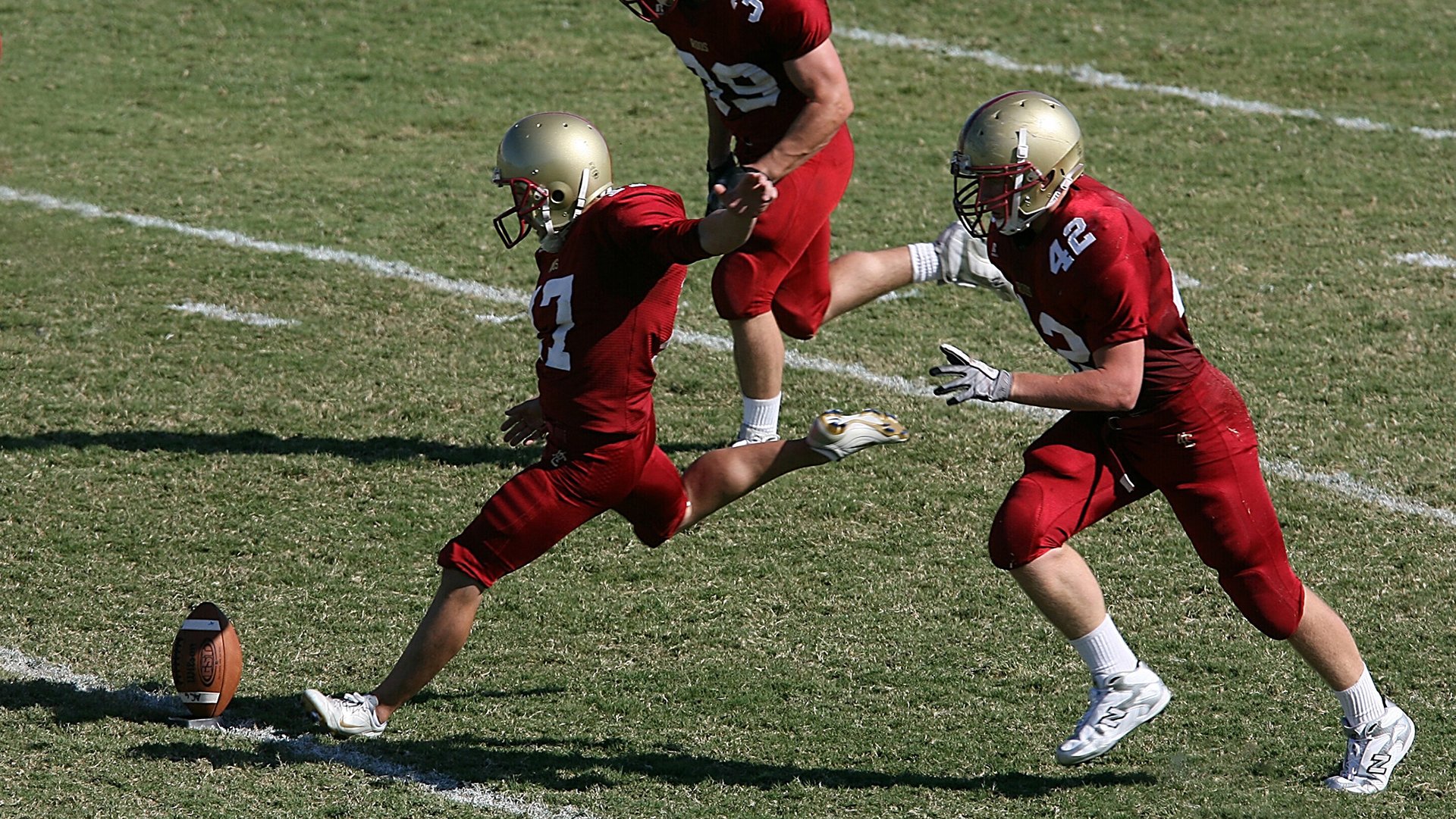-球场幕后：比赛当天的幕后工作揭秘，足球幕后操纵